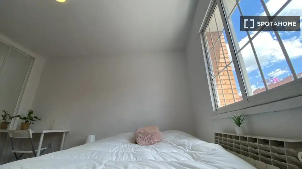 Bedroom of Flat for rent in Madrid  with Air Conditioner, Heating and Furnished