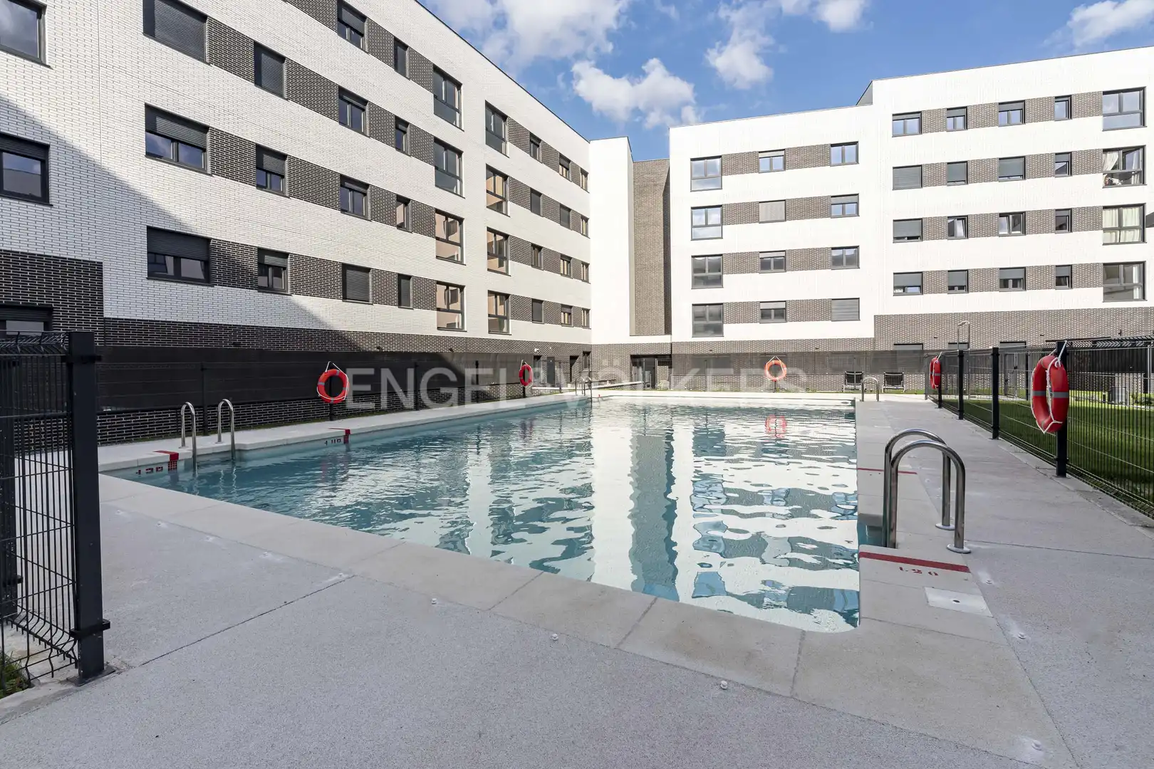 Swimming pool of Flat for rent in Madrid  with Air Conditioner, Heating and Swimming Pool