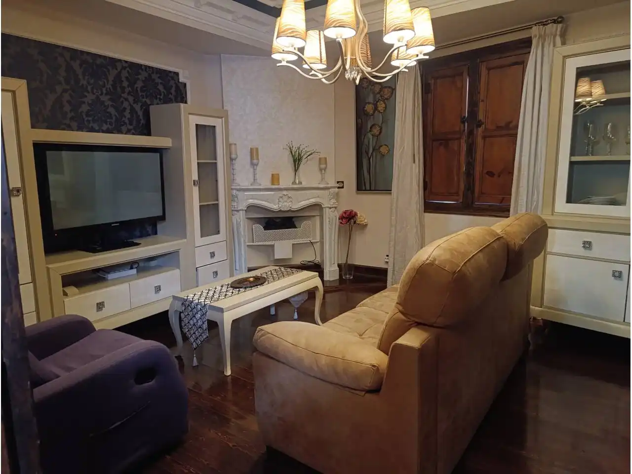 Wohnzimmer von Einfamilien-Reihenhaus zum Verkauf in Lena mit Heizung, Terrasse und Möbliert