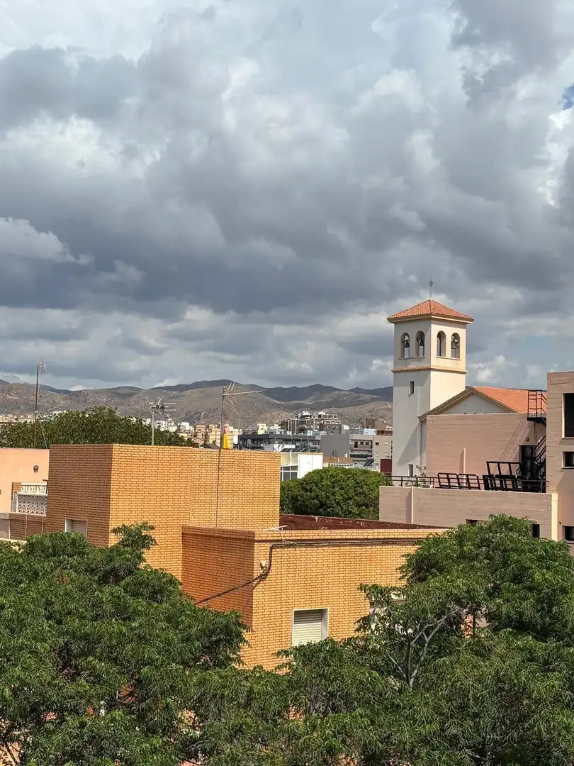 Vista exterior de Casa adosada en venda en Almería amb Aire condicionat, Calefacció i Jardí privat