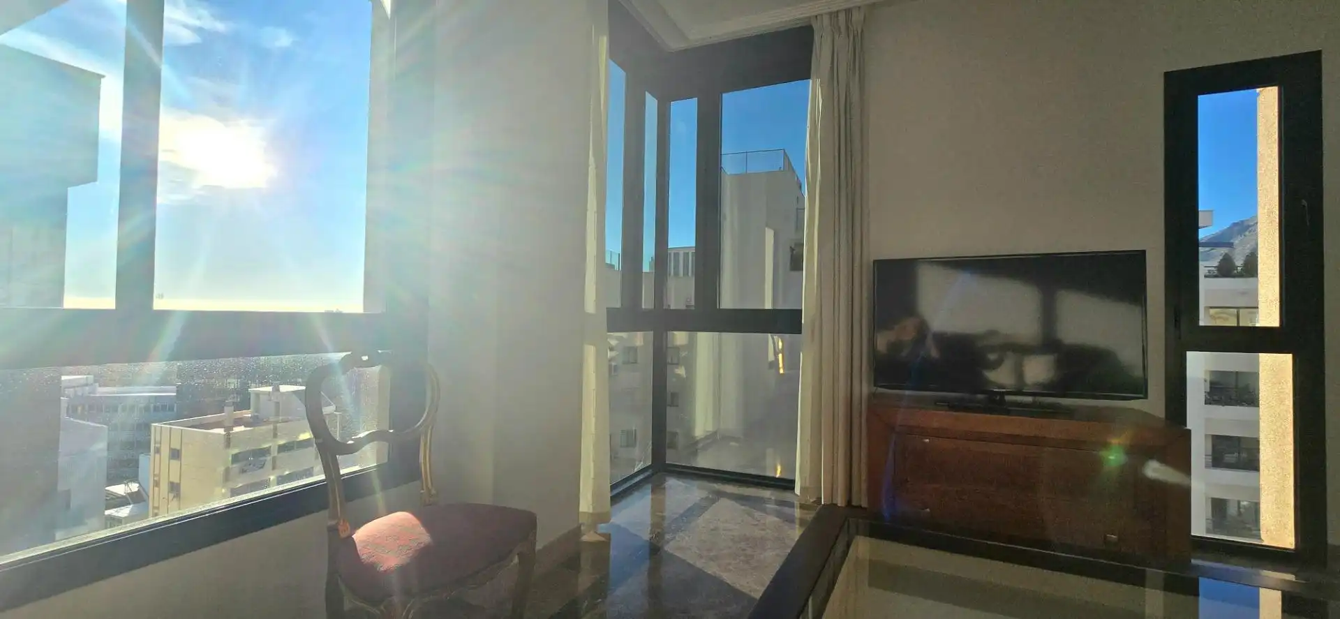 Sala d'estar de Pis de lloguer en Marbella amb Aire condicionat, Moblat i Jacuzzi