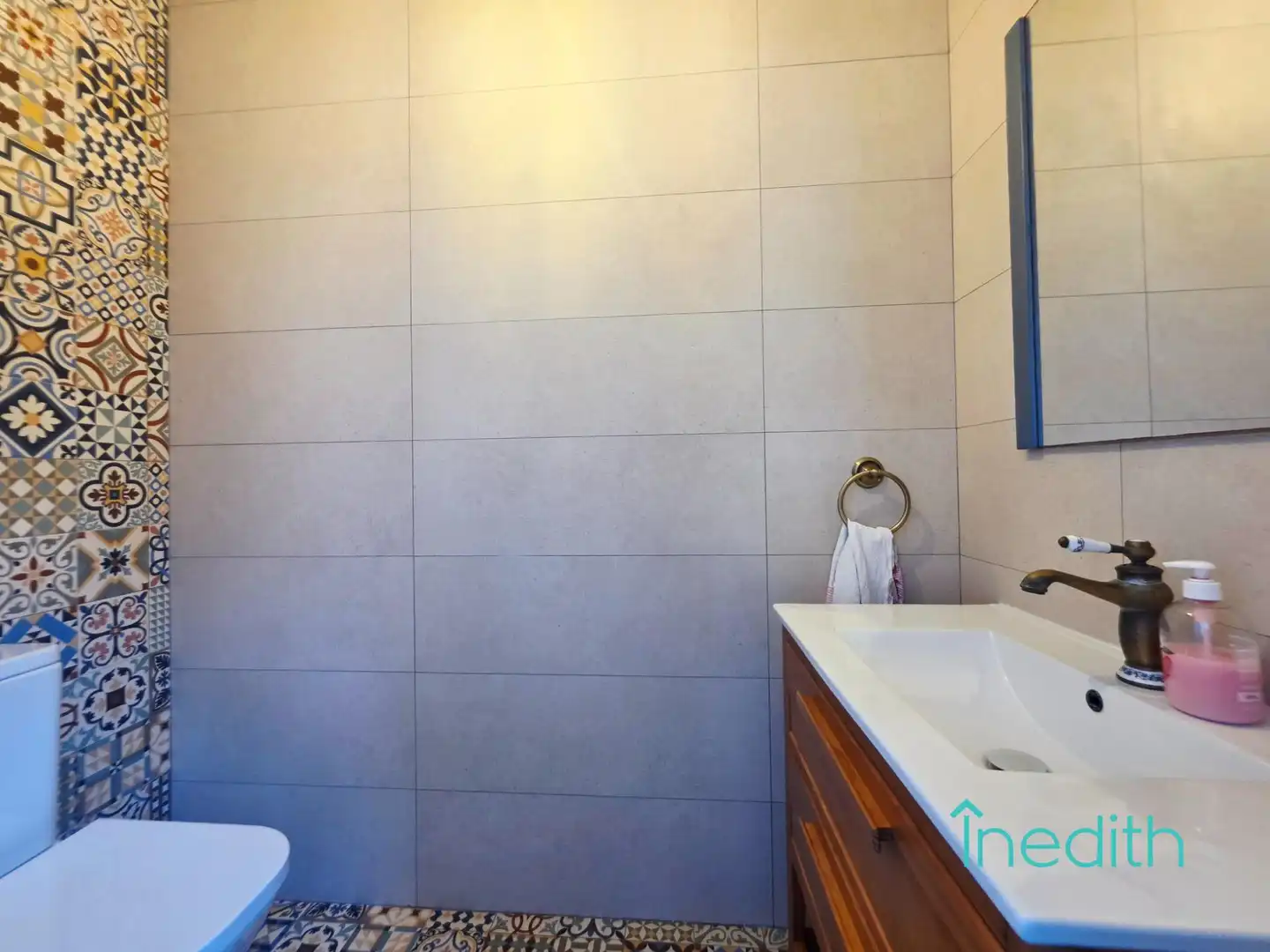 Baño de Casa adosada en venta en Castelldefels con Aire acondicionado, Calefacción y Jardín privado