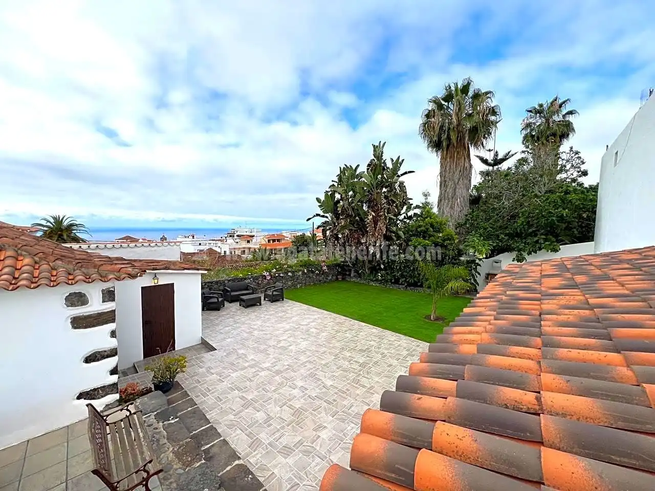 Vista exterior de Casa o xalet en venda en Icod de los Vinos amb Jardí privat, Terrassa i Piscina