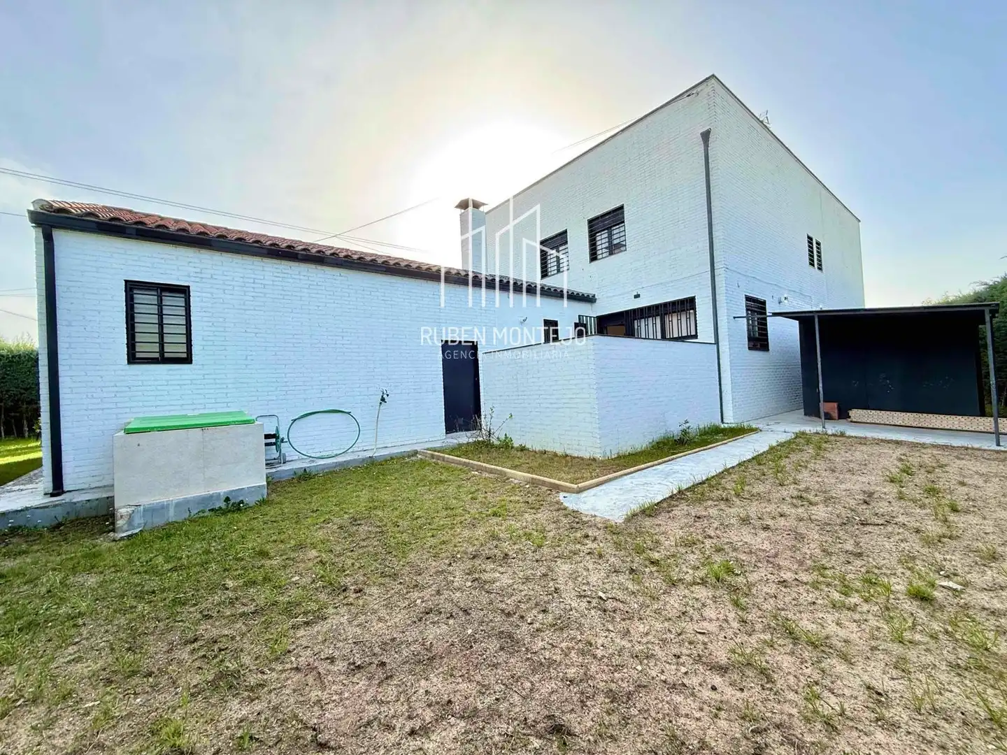 Vista exterior de Casa o xalet en venda en Carbajosa de la Sagrada amb Calefacció, Jardí privat i Piscina