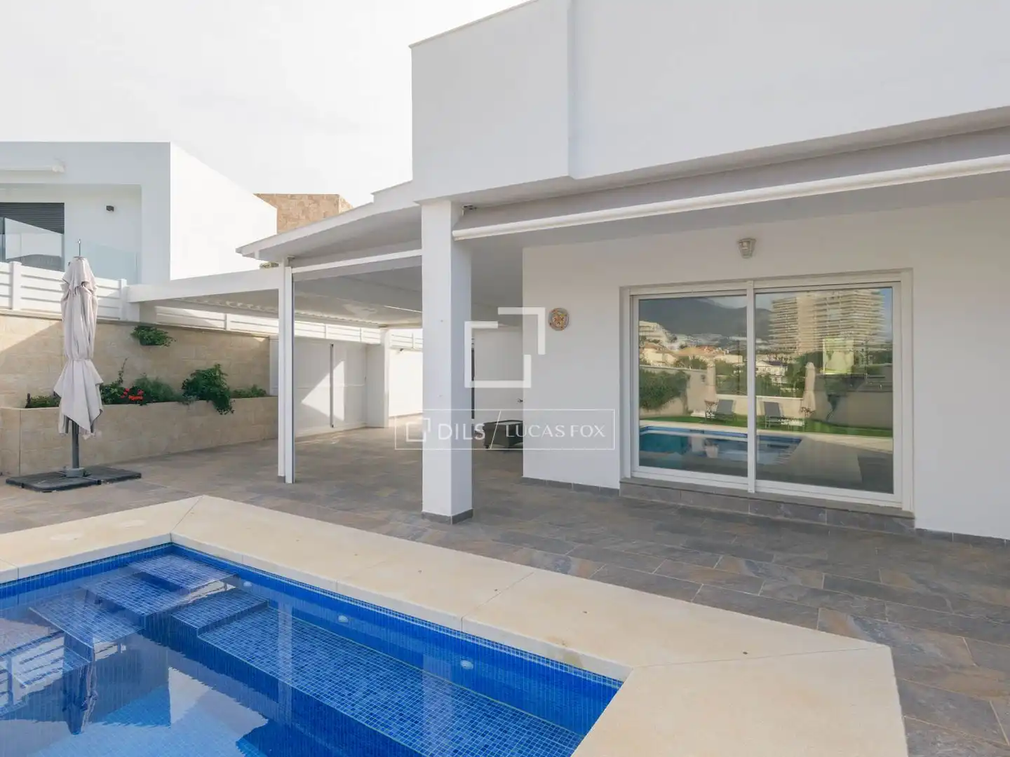Vista exterior de Casa o xalet en venda en Benalmádena amb Aire condicionat, Calefacció i Jardí privat