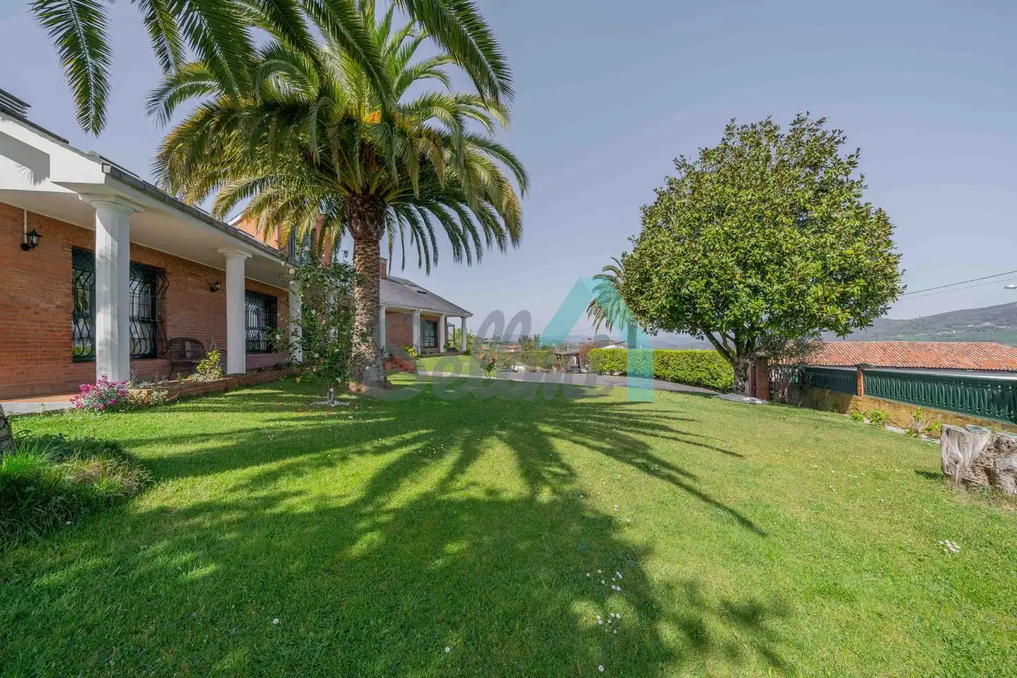 Jardí de Casa o xalet en venda en Oviedo  amb Calefacció, Jardí privat i Parquet