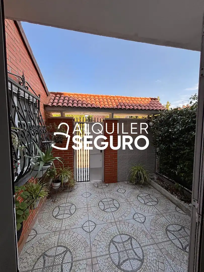 Vista exterior de Casa o xalet de lloguer en Rivas-Vaciamadrid amb Aire condicionat, Calefacció i Terrassa