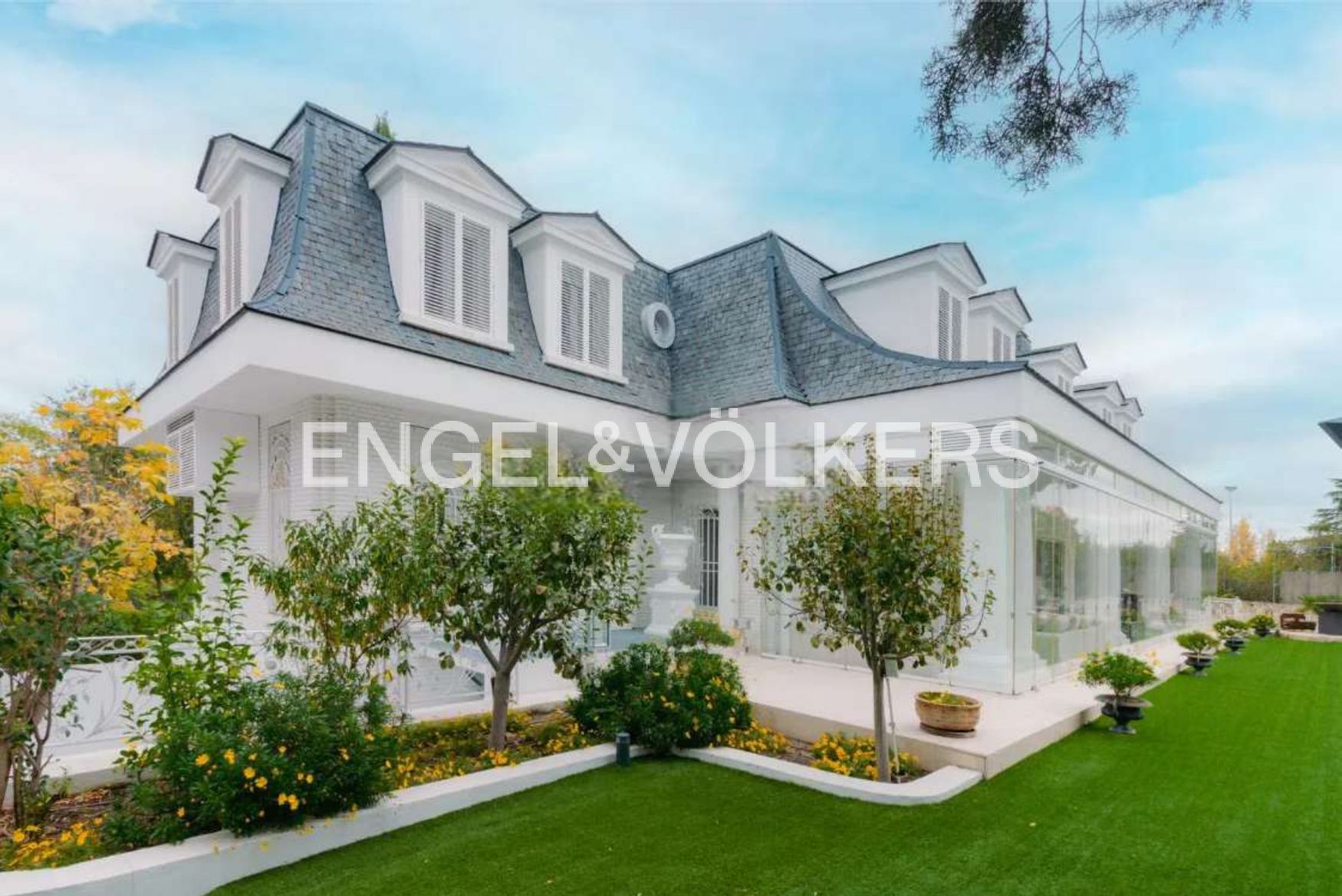 Vista exterior de Casa o chalet en venta en Pozuelo de Alarcón con Aire acondicionado, Calefacción y Jardín privado