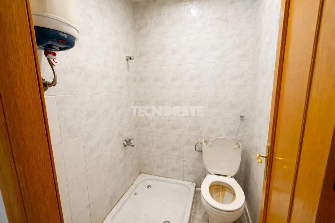 Bany de Local en venda en Madrid amb Calefacció, Parquet i Alarma