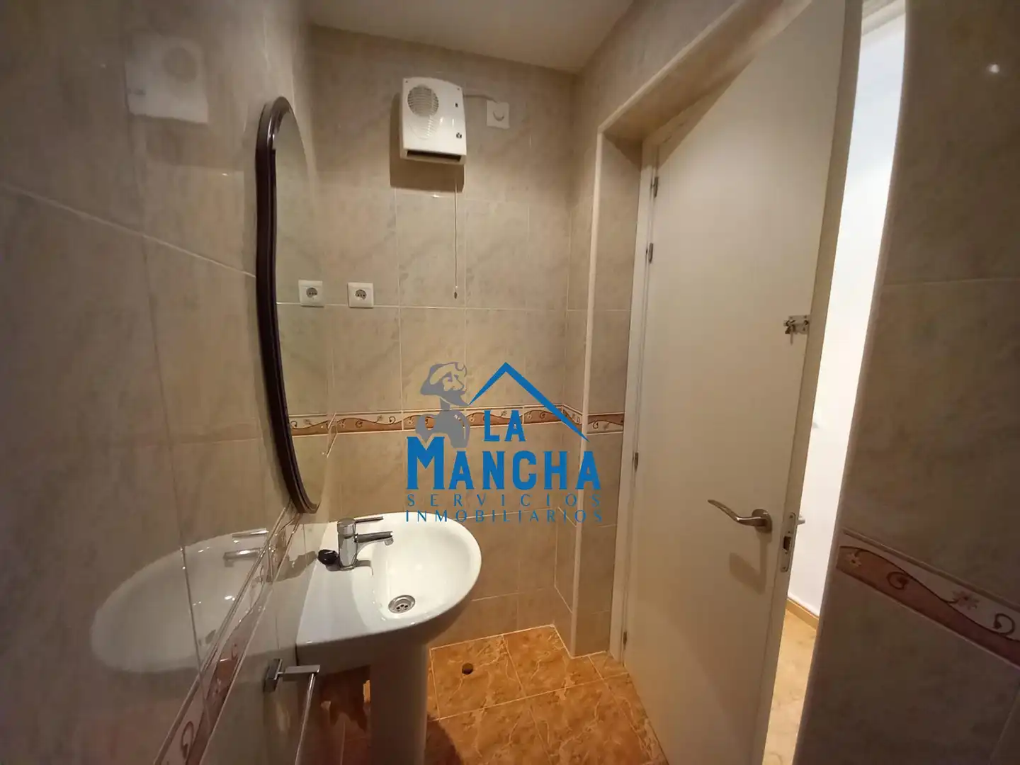 Badezimmer von Einfamilien-Reihenhaus zum Verkauf in Barrax mit Heizung und Abstellraum