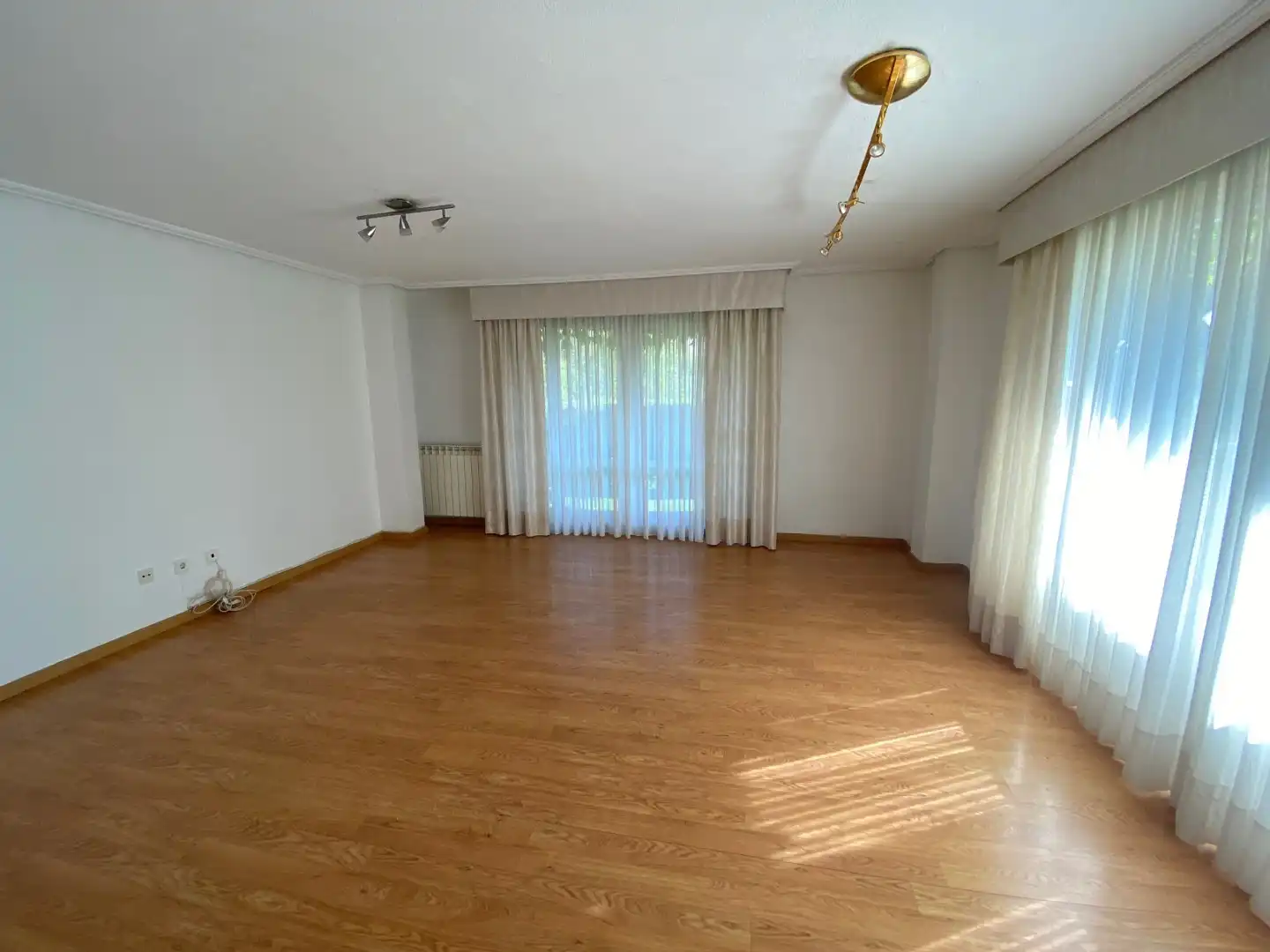 Sala d'estar de Casa adosada en venda en Zaragoza amb Terrassa i Piscina