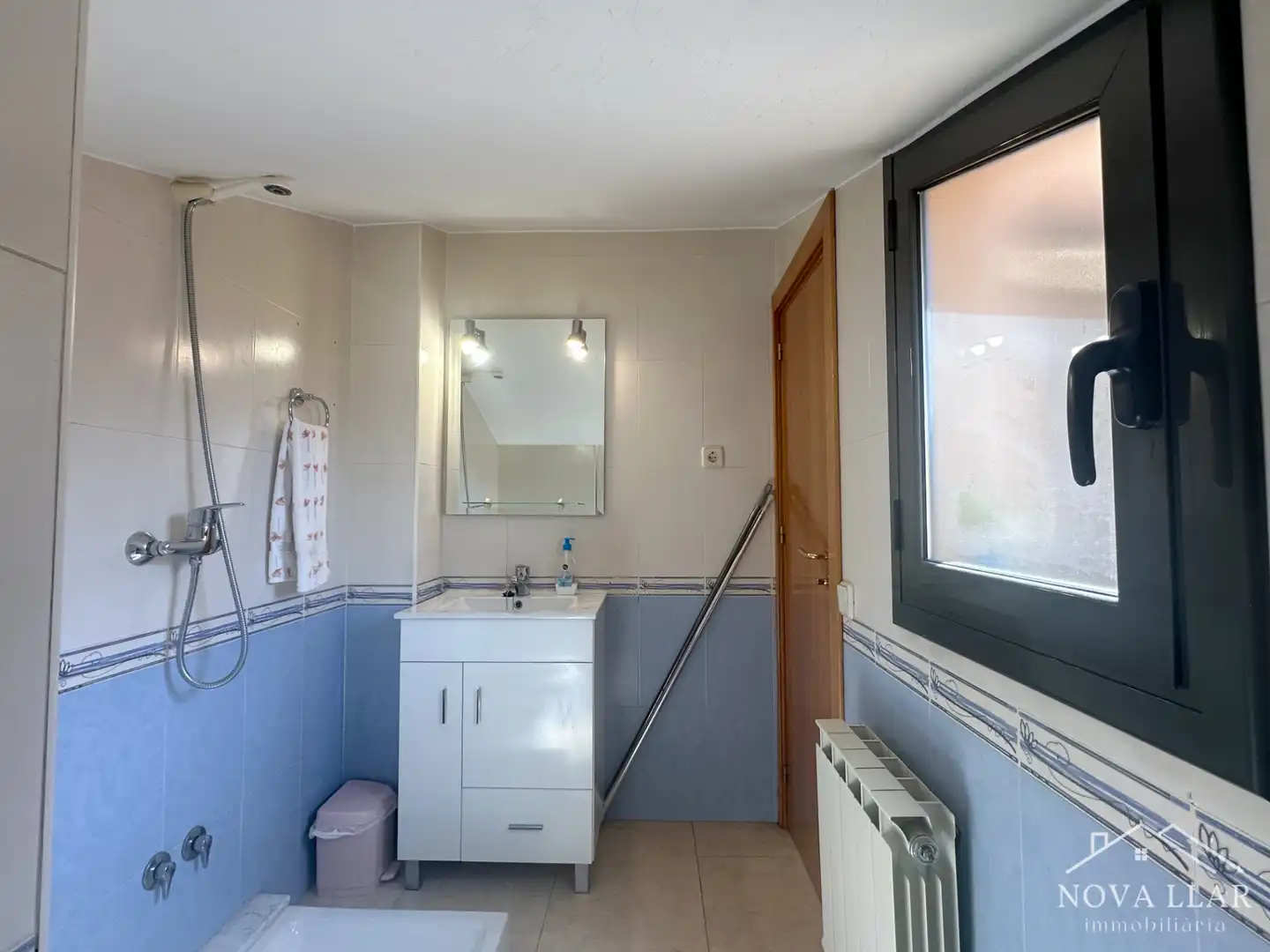 Baño de Dúplex en venta en Ripoll con Calefacción, Terraza y Horno
