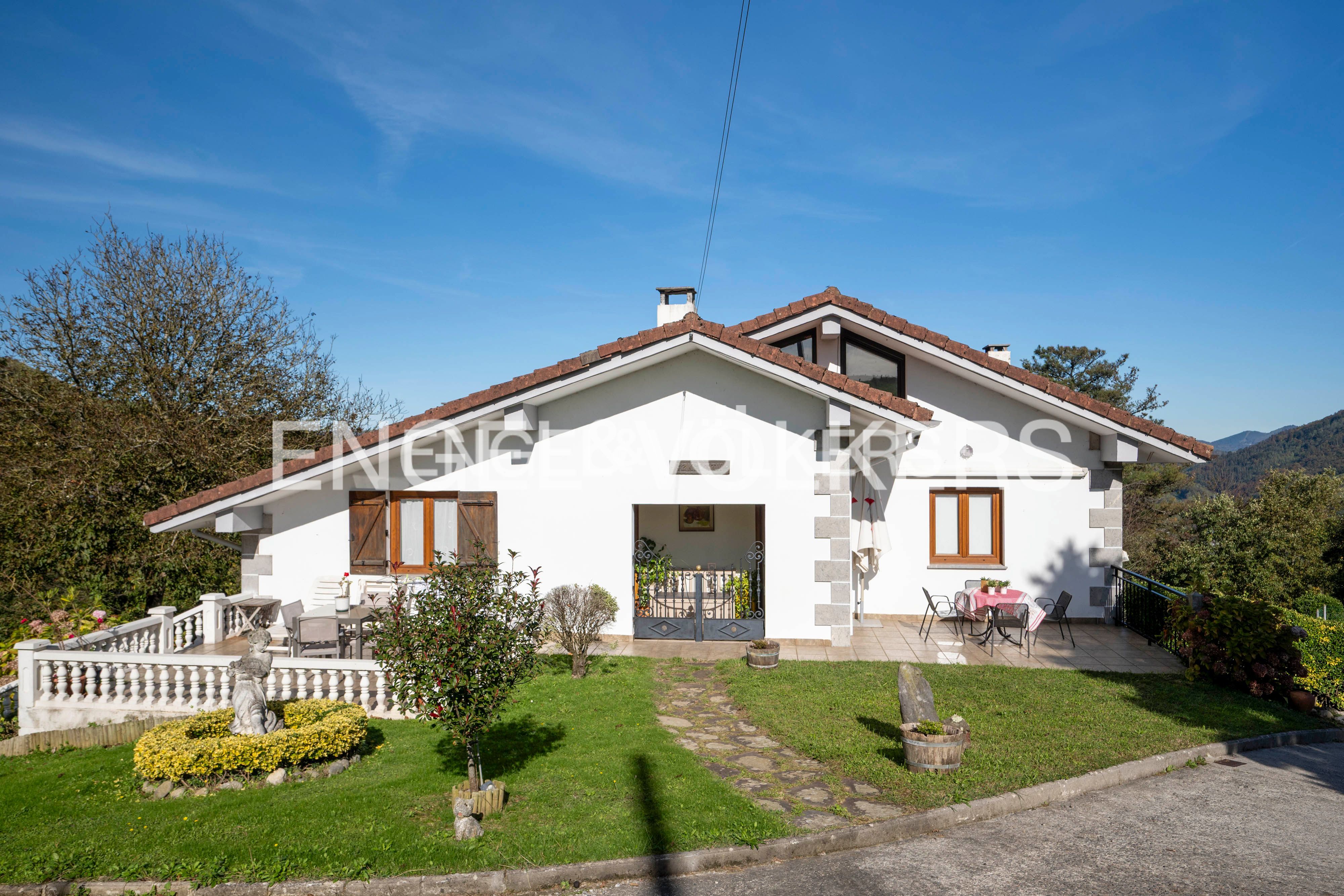 Vista exterior de Casa o xalet en venda en Hernialde amb Calefacció, Jardí privat i Terrassa