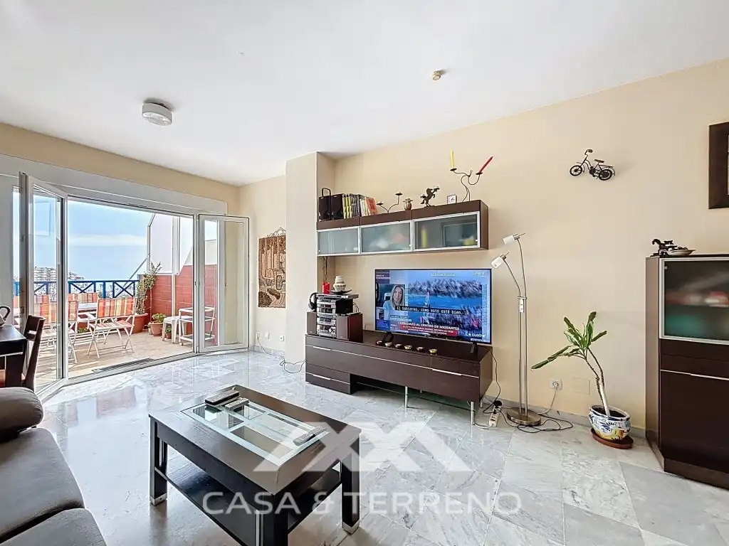 Wohnzimmer von Dachboden zum Verkauf in Algarrobo mit Klimaanlage, Terrasse und Balkon