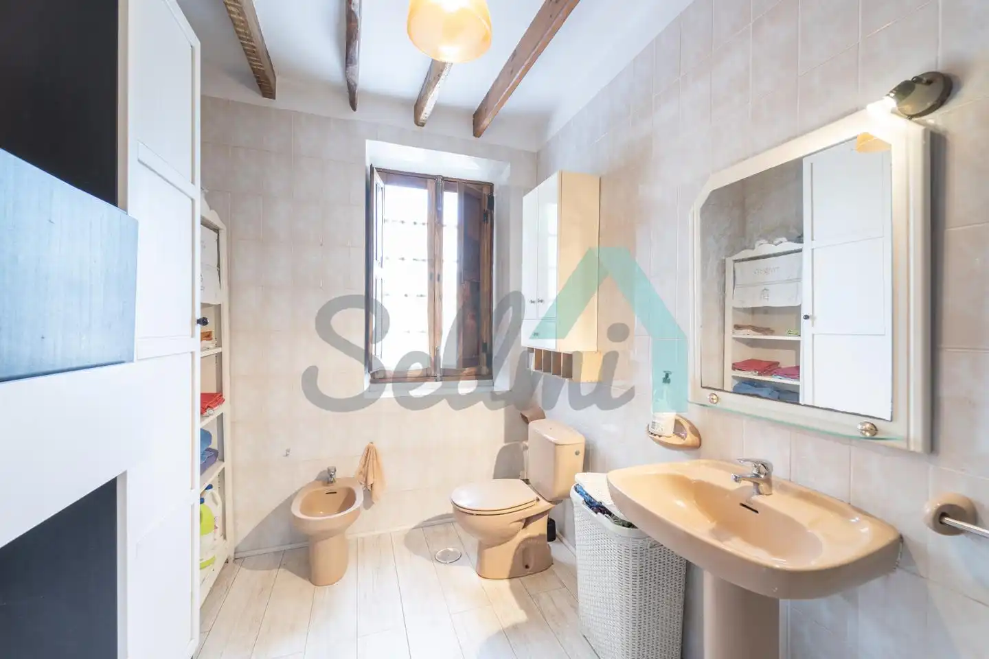 Badezimmer von Einfamilien-Reihenhaus zum Verkauf in Carreño mit Heizung, Privatgarten und Parkett