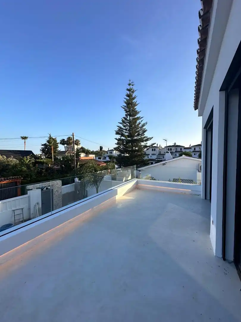 Terrassa de Casa o xalet en venda en Estepona amb Aire condicionat, Calefacció i Jardí privat