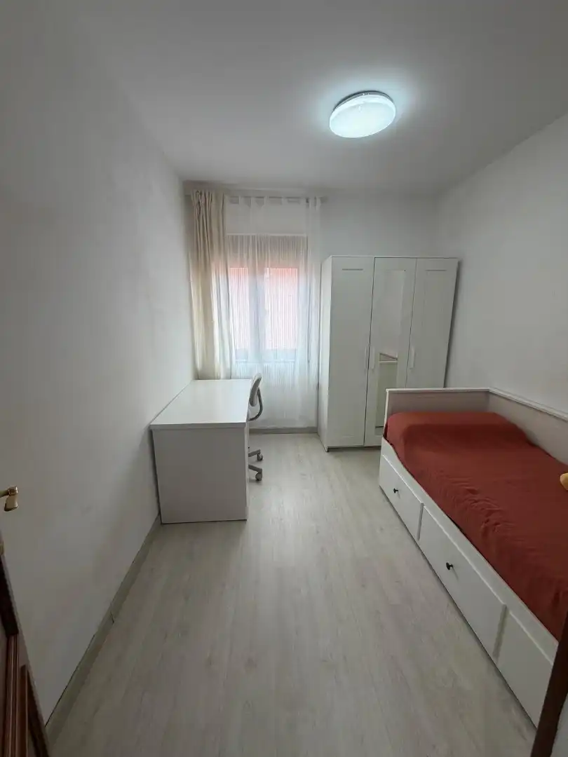Dormitori de Pis en venda en Gijón  amb Parquet, Terrassa i Moblat
