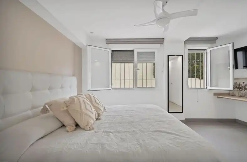 Dormitori de Apartament en venda en Marbella amb Aire condicionat, Terrassa i Moblat