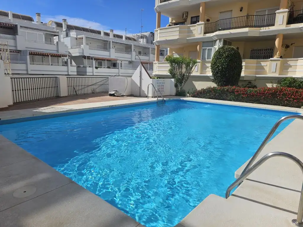 Piscina de Pis en venda en Torrox amb Jardí privat, Terrassa i Piscina