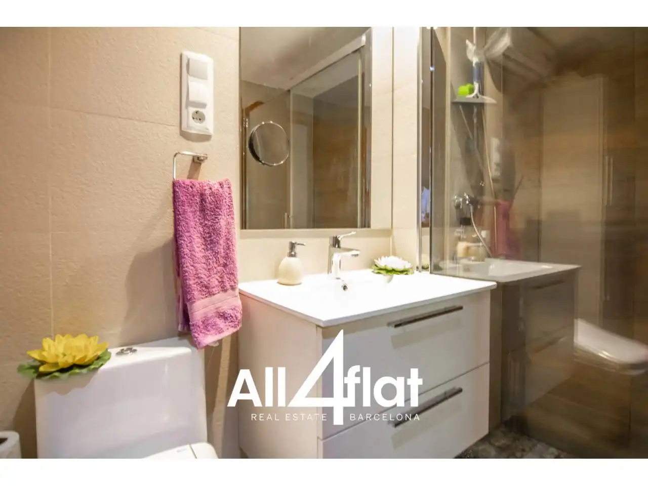 Bathroom of Duplexes for rent in Barcelona  with Air Conditioner, Heating and Terrace
