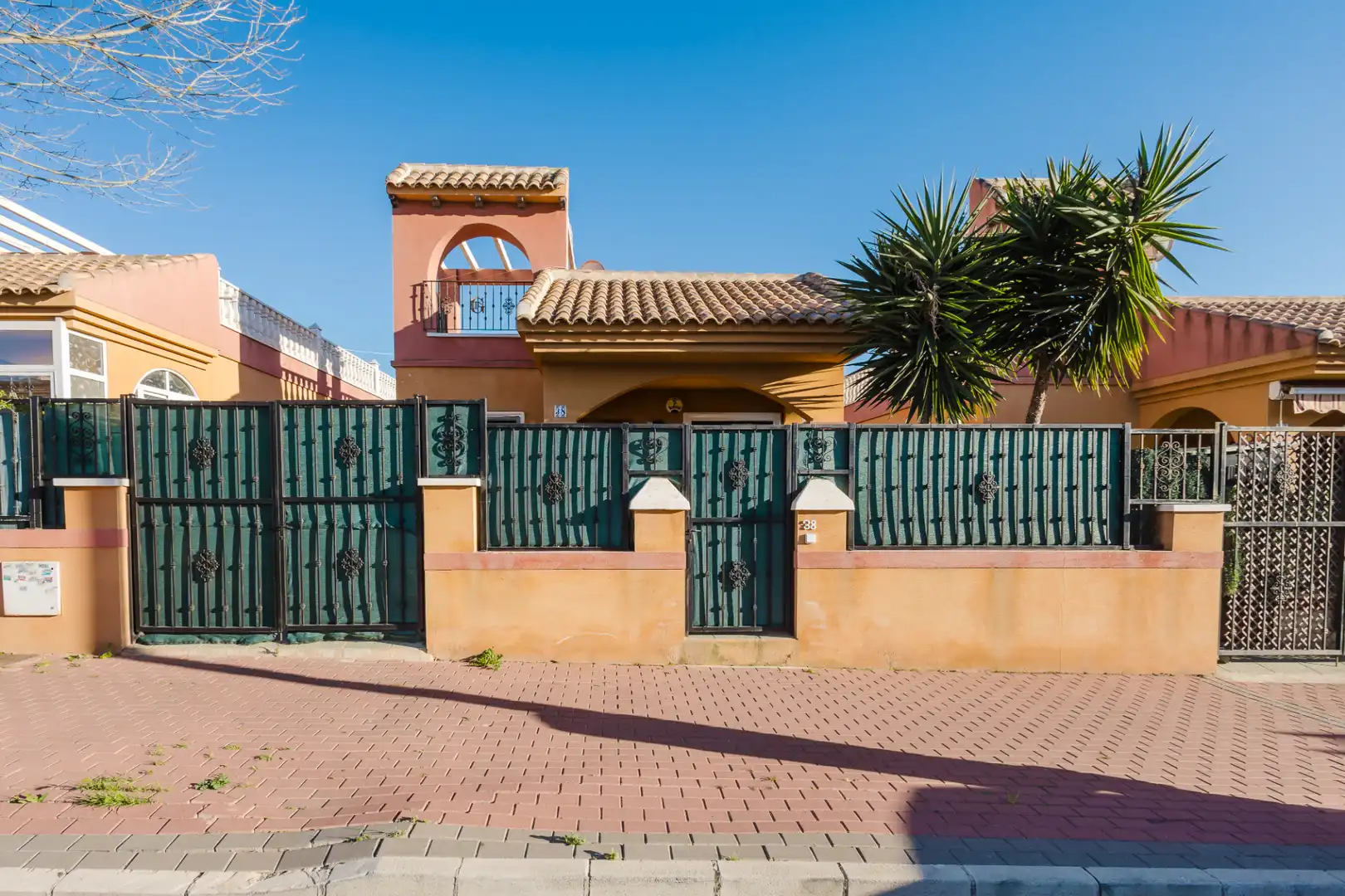 Vista exterior de Casa o xalet en venda en Torrevieja amb Aire condicionat, Jardí privat i Terrassa
