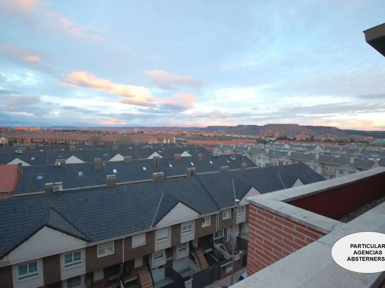 Vista exterior de Àtic en venda en Alcalá de Henares amb Aire condicionat, Calefacció i Parquet