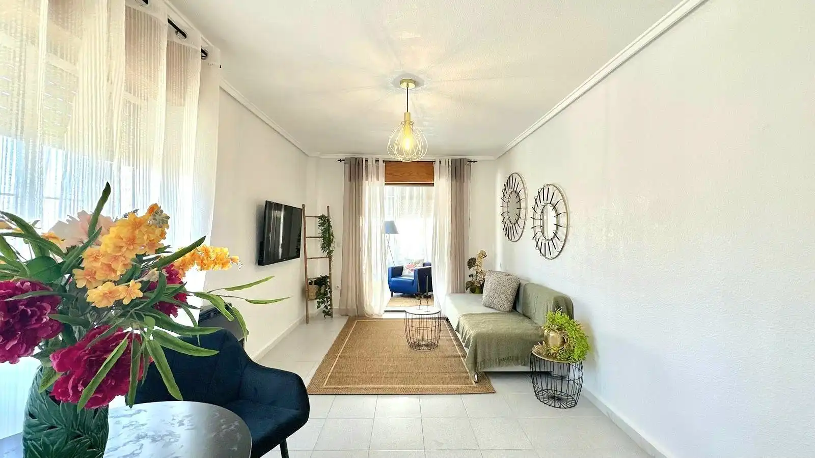 Sala d'estar de Estudi en venda en Torrevieja amb Aire condicionat, Terrassa i Moblat