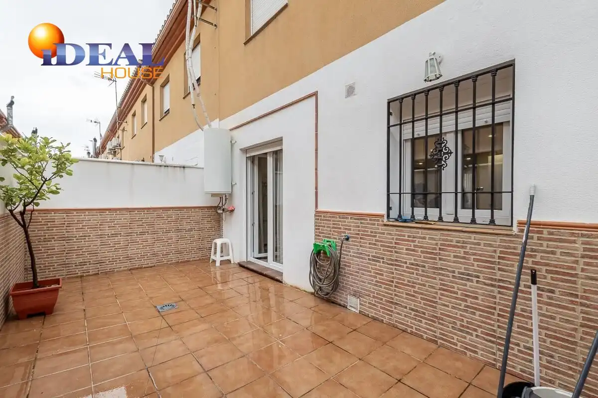 Vista exterior de Casa adosada en venda en Atarfe amb Aire condicionat