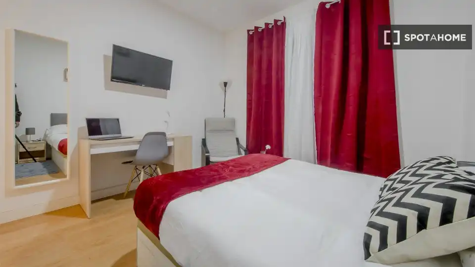 Bedroom of Flat for rent in Madrid  with Air Conditioner, Heating and Furnished