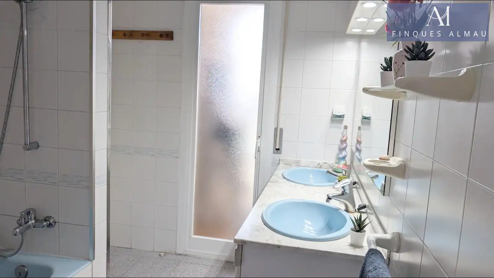 Bathroom of Detached homes for sale in Vilanova i la Geltrú  with Air Conditioner, Heating and Private garden