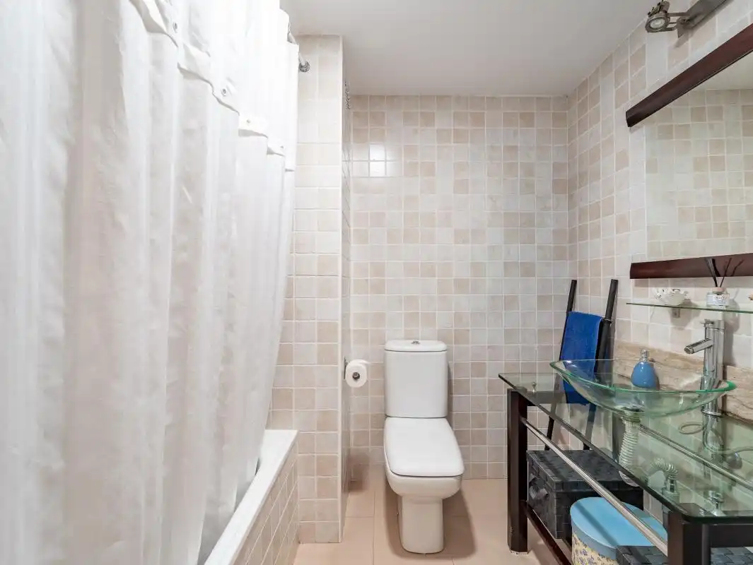 Baño de Planta baja en venta en Marbella con Aire acondicionado, Calefacción y Jardín privado