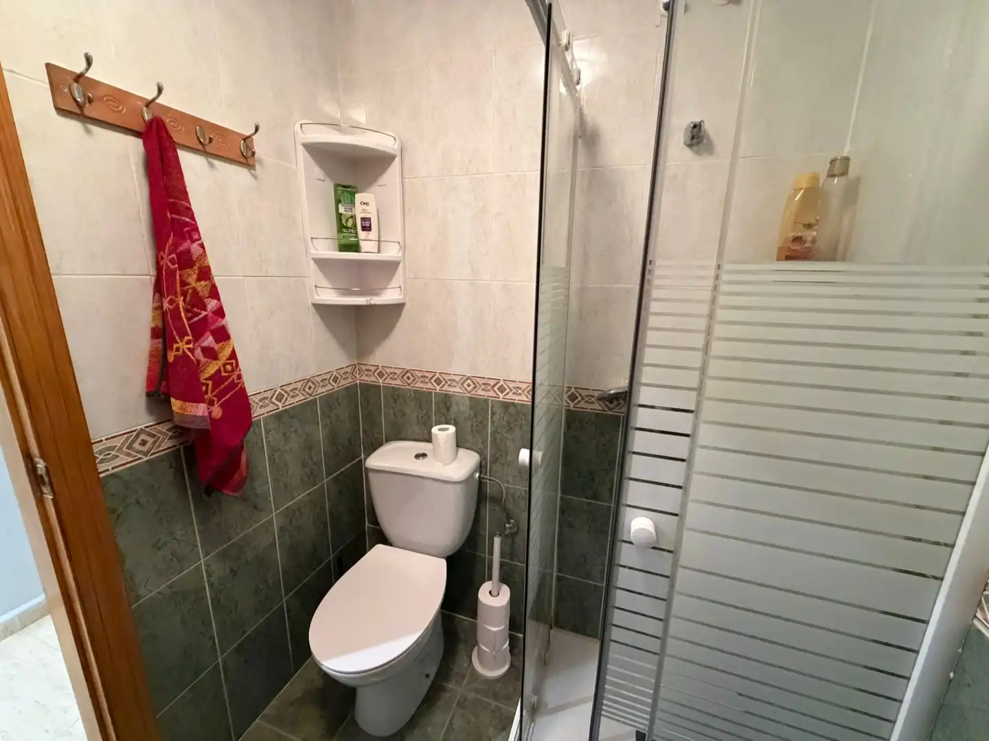 Bany de Pis de lloguer en Torrevieja amb Aire condicionat, Terrassa i Moblat