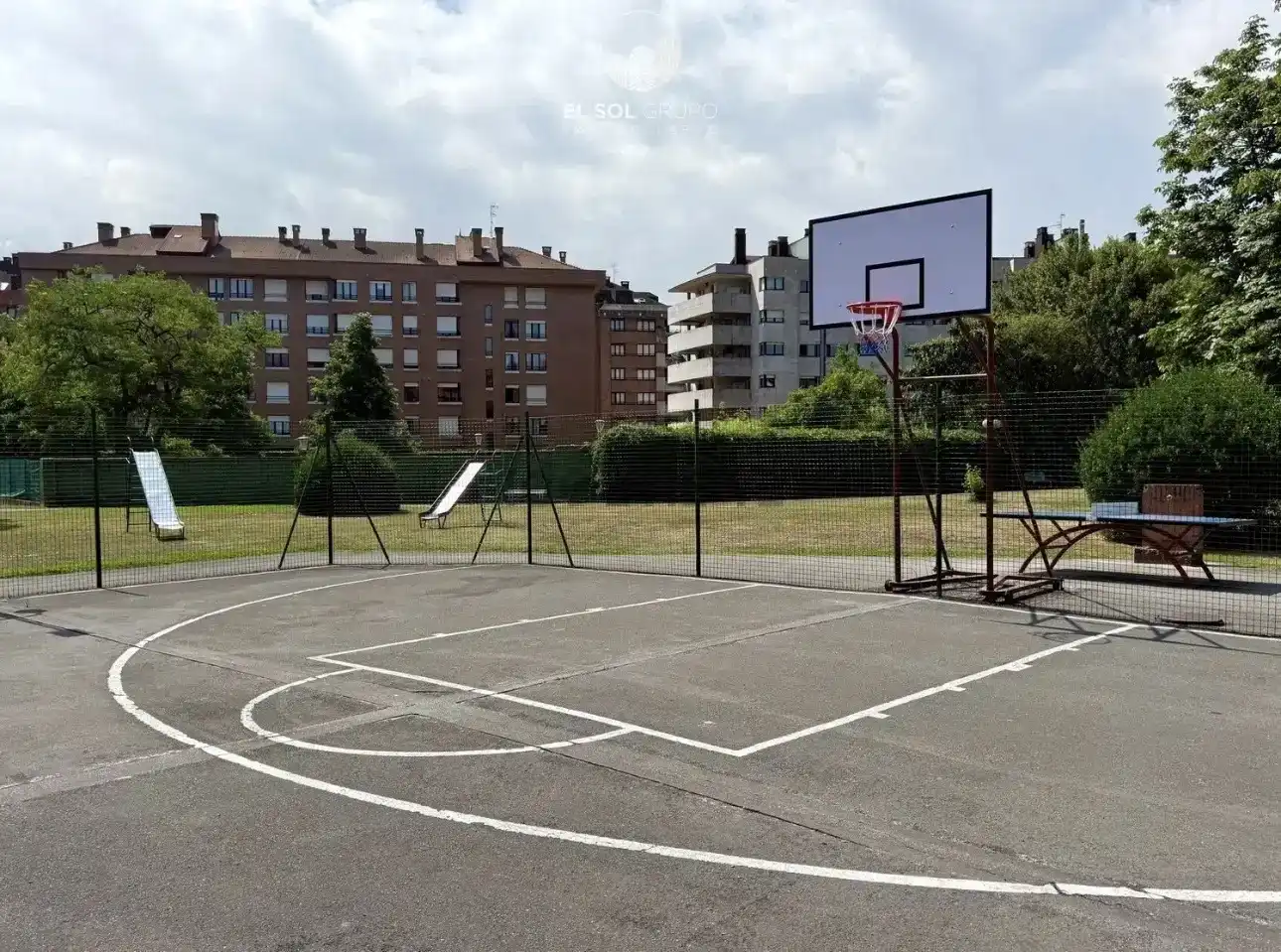 Aparcament de Pis en venda en Gijón  amb Jardí privat, Traster i Piscina