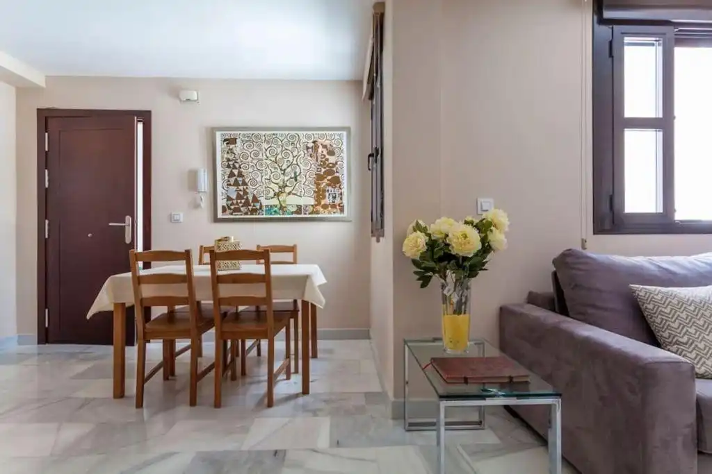 Menjador de Apartament de lloguer en Sevilla amb Aire condicionat, Calefacció i Moblat
