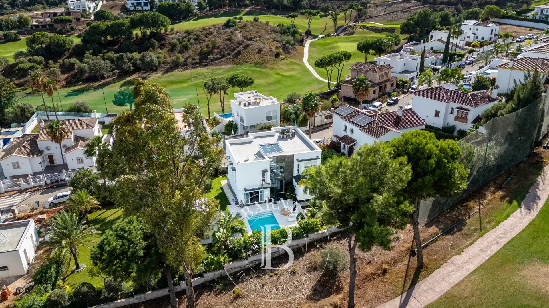 Vista exterior de Casa o xalet en venda en Marbella amb Aire condicionat, Calefacció i Piscina