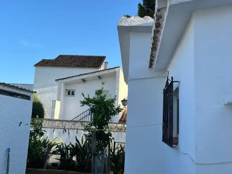 Vista exterior de Casa o xalet en venda en Marbella amb Aire condicionat