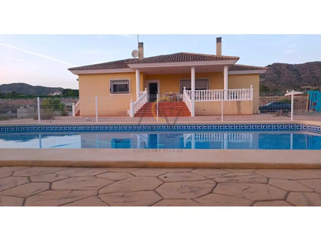 Chalet con piscina en venta en camino sevilla