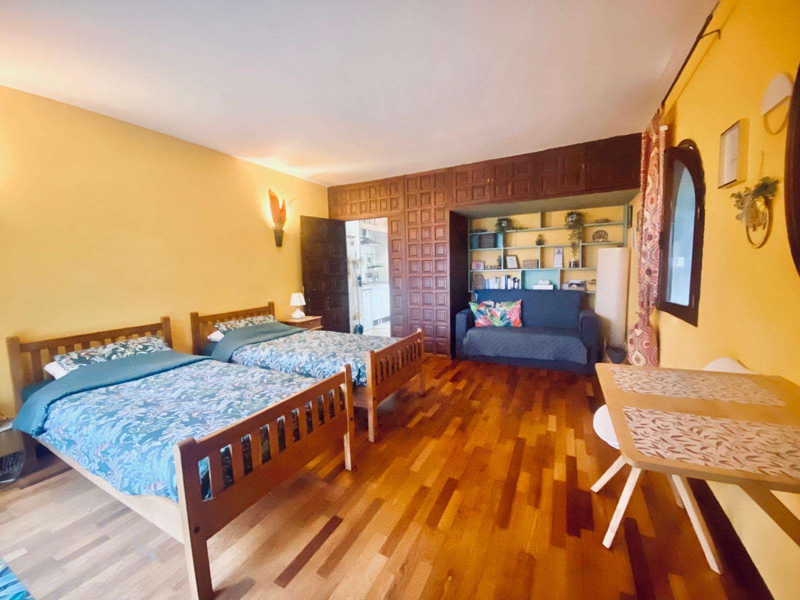 Study to share in Cuesta de la Villa