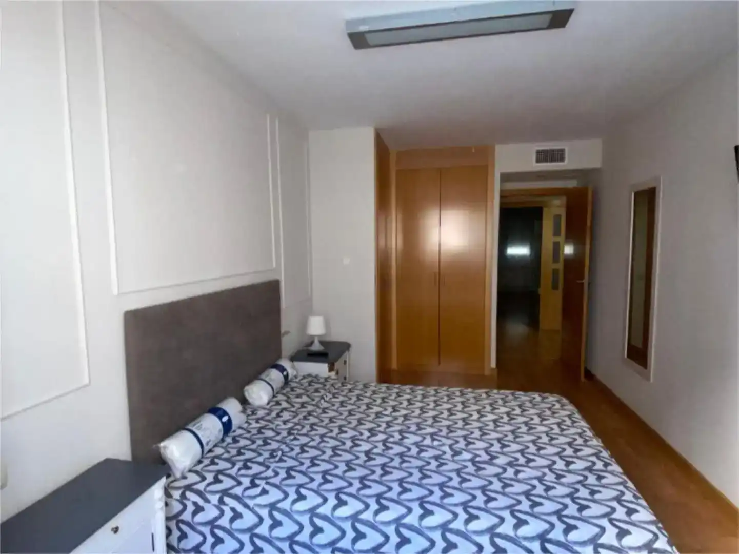 Dormitori de Pis de lloguer en Cáceres amb Aire condicionat, Parquet i Piscina