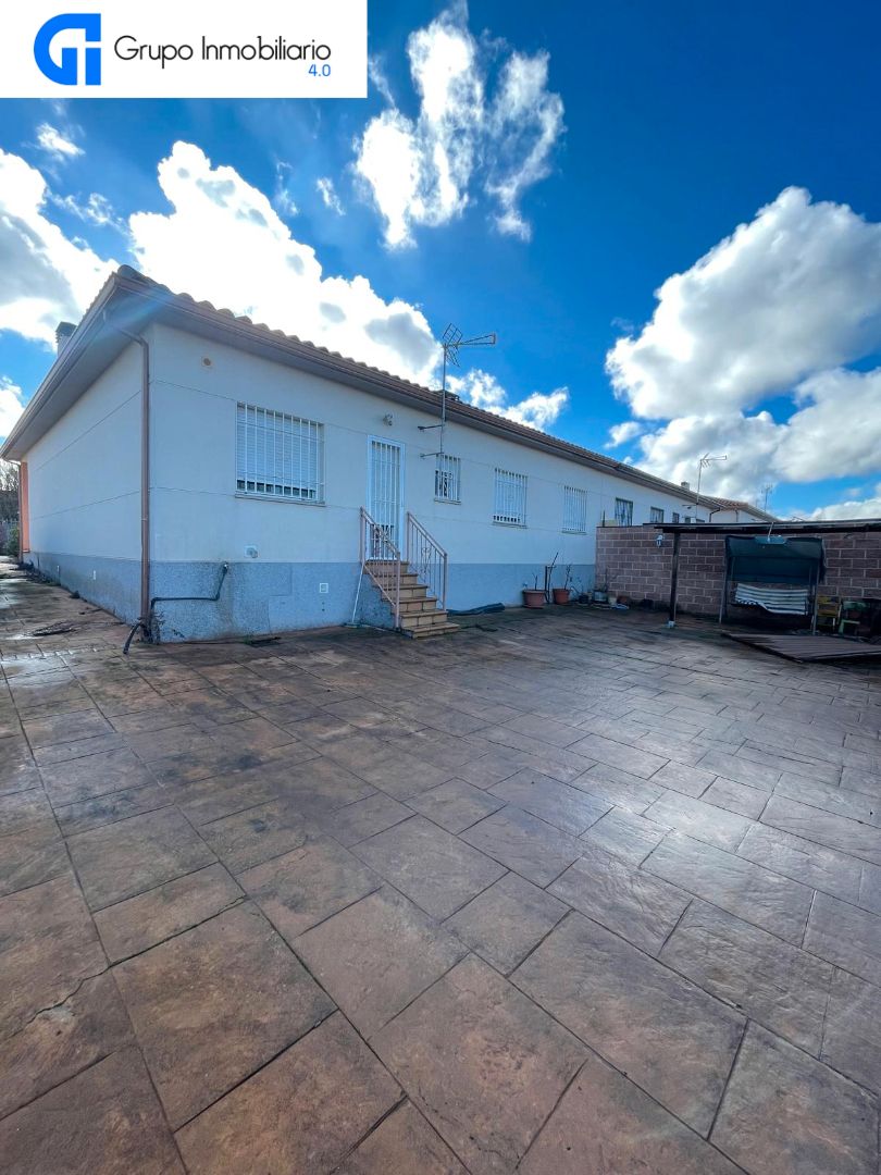 Vista exterior de Casa adosada en venda en Otero amb Calefacció, Jardí privat i Piscina