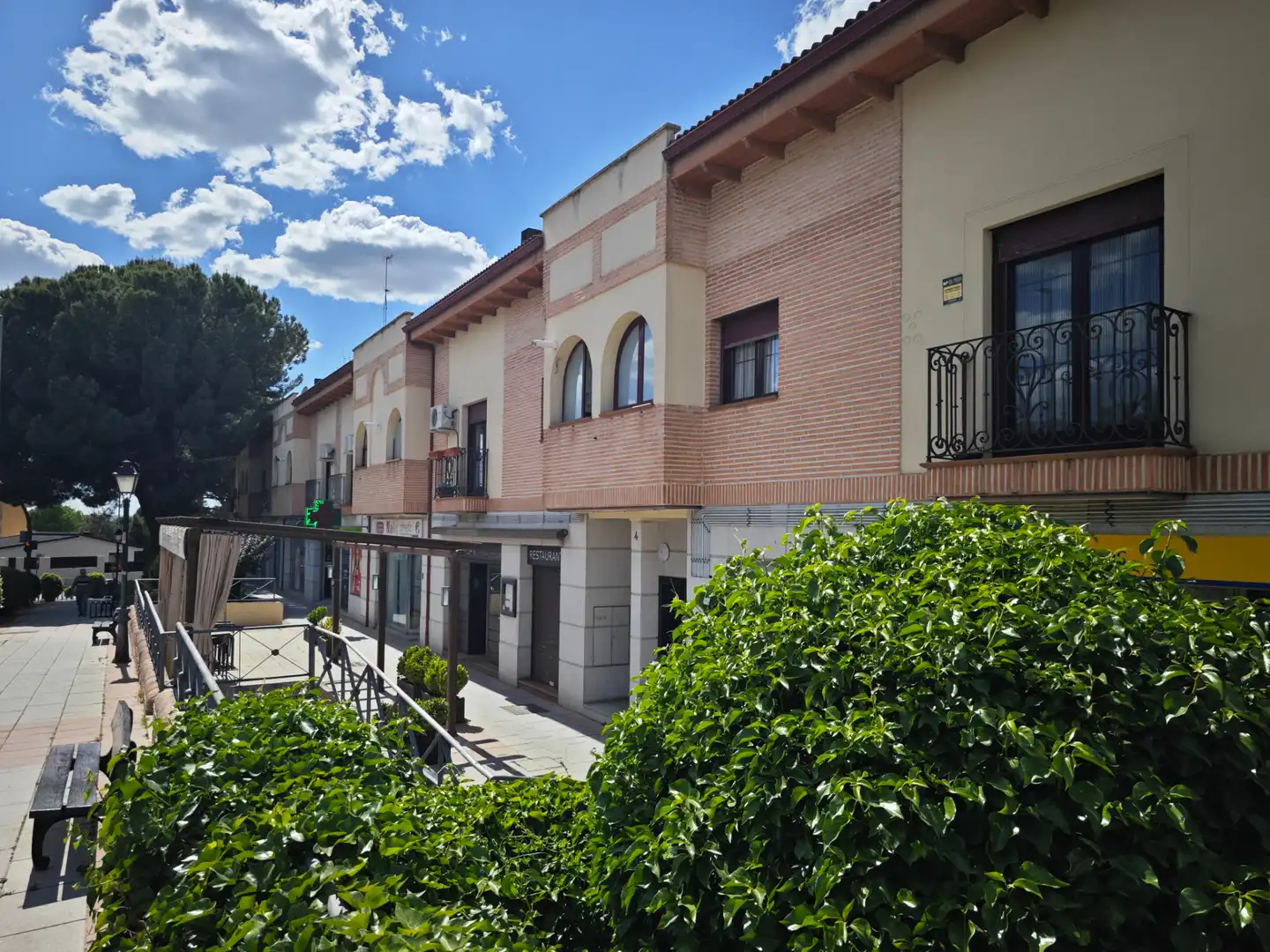 Außenansicht von Maisonette zum Verkauf in Arroyomolinos (Madrid) mit Klimaanlage, Heizung und Privatgarten