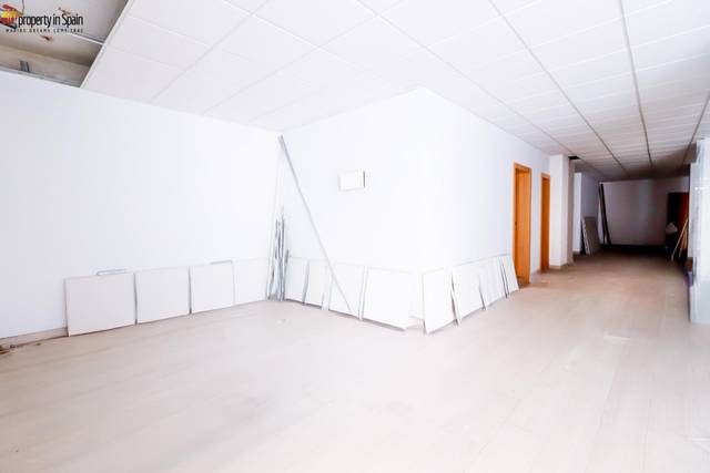 Local comercial en Venta en Calle de Cánovas del Castillo en Carolinas Altas