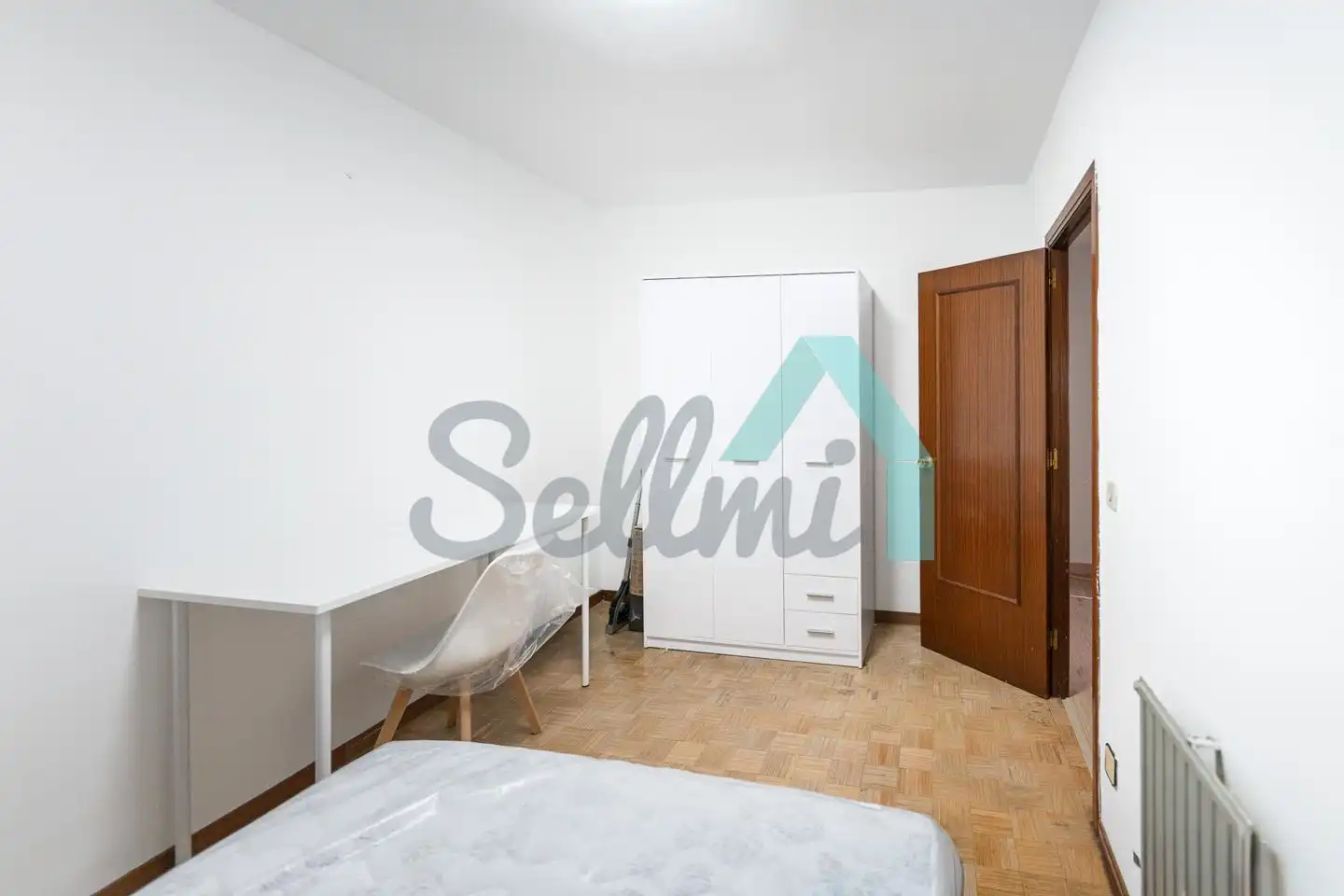 Bedroom of Flat for rent in Oviedo   with Heating, Parquet flooring and Furnished