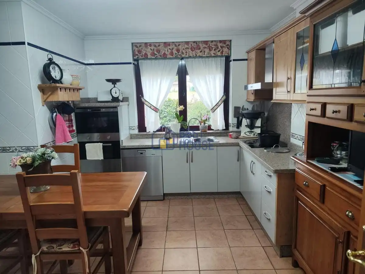 Cuina de Casa o xalet en venda en San Andrés del Rabanedo amb Calefacció, Jardí privat i Parquet