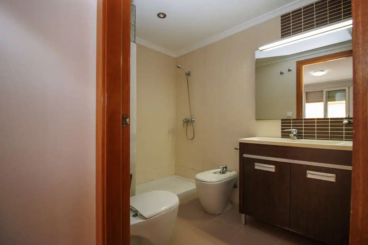 Baño de Piso de alquiler en Emperador con Balcón