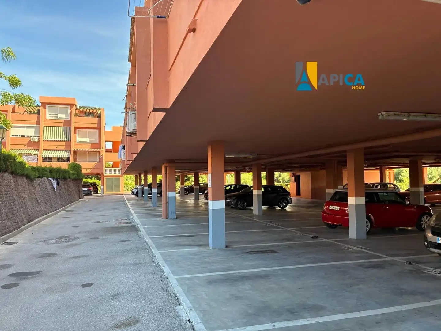 Aparcament de Pis en venda en Algeciras amb Aire condicionat, Piscina i Piscina comunitària