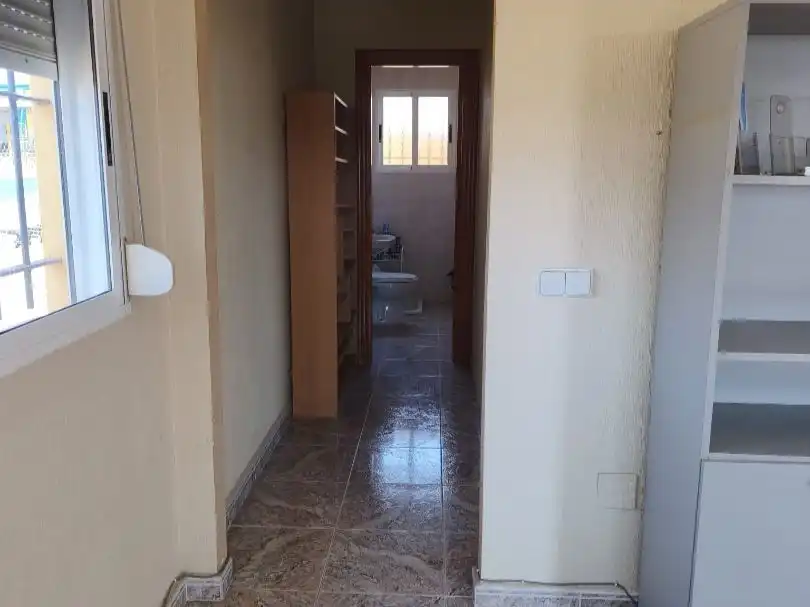 Büro zur Miete in Torrevieja mit Klimaanlage und Terrasse