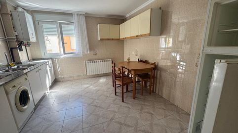 Foto 2 de Piso de alquiler en Truchas, Cuatro Vientos, Ponferrada