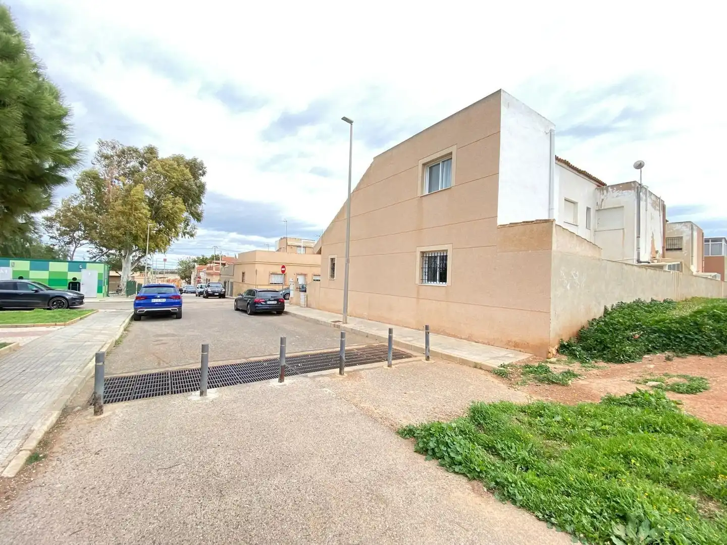 Vista exterior de Casa o xalet en venda en Cartagena amb Aire condicionat i Jardí privat