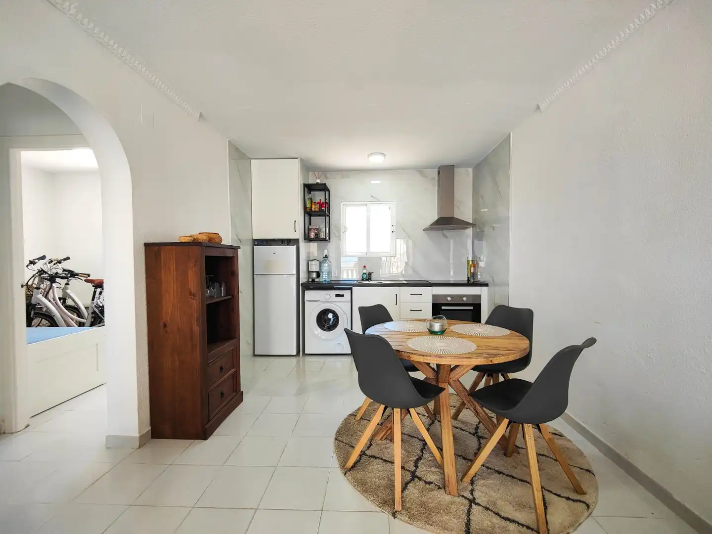 Küche von Einfamilien-Reihenhaus zum Verkauf in Torrevieja mit Klimaanlage, Privatgarten und Terrasse